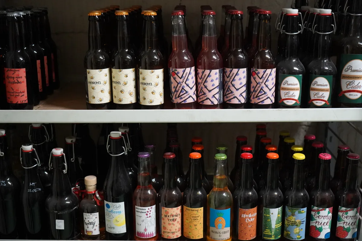 Bierflaschen mit farbigen Etiketten